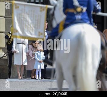 STOCKHOLM 2016-04-30 Prinzessin Madeleine und Prinzessin Estelle Geburtstagsfeier des Königs auf dem Äußeren Innenhof, dem Königspalast, Samstag, 30. April 2016. Foto: Henrik Montgomery / TT / Code 10060 Stockfoto