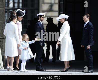 STOCKHOLM 2016-04-30 Prinzessin Sofia, Prinzessin Madeleine, Prinzessin Estelle, Prinz Carl Philip, Kronprinzessin Victoria und Prinz Daniel der König feiern am Samstag, den 30. April 2016 im Außenhof, dem Königspalast. Foto: Henrik Montgomery / TT / Code 10060 Stockfoto