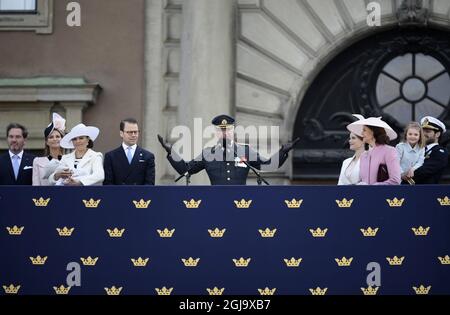 STOCKHOLM 2016-04-30 König Carl XVI Gustaf, umgeben von Familie und Verwandten, spricht im Königspalast in Stockholm, Schweden, während der 70. Geburtstagsfeier des Königs am 30. April 2016 die Glückwünsche an. Foto: Maja Suslin / TT / ** SCHWEDEN AUS ** Stockfoto