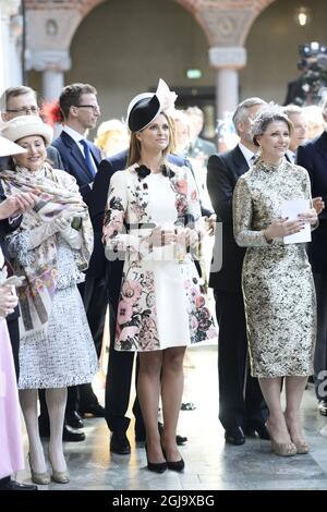 STOCKHOLM 2016-04-30 Christopher O'Neill, Prinzessin Madeleine, , Prinz Carl Philip und andere Gäste singen Happy Birthday bei einem Mittagessen, das von der Stadt Stockholm im Rathaus für König Carl XVI Gustaf an seinem Geburtstag, Samstag, 30. April 2016, veranstaltet wird. Foto: Henrik Montgomery / TT / kod 10060 Stockfoto