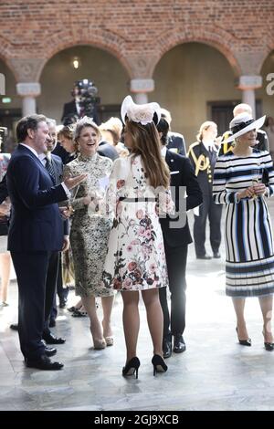 STOCKHOLM 2016-04-30 Christopher O'Neill, Ari Behn, Prinzessin Martha Louise, Prinzessin Madeleine, Kronprinzessin Victoria und Prinz Carl Philip bei einem von der Stadt Stockholm veranstalteten Mittagessen im Rathaus für König Carl XVI Gustaf zu seinem Geburtstag, Samstag, den 30. April 2016. Foto: Henrik Montgomery / TT / kod 10060 Stockfoto