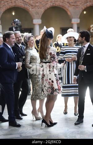 STOCKHOLM 2016-04-30 Christopher O'Neill, Ari Behn, Prinzessin Martha Louise, Prinzessin Madeleine, Kronprinzessin Victoria und Prinz Carl Philip bei einem von der Stadt Stockholm veranstalteten Mittagessen im Rathaus für König Carl XVI Gustaf zu seinem Geburtstag, Samstag, den 30. April 2016. Foto: Henrik Montgomery / TT / kod 10060 Stockfoto