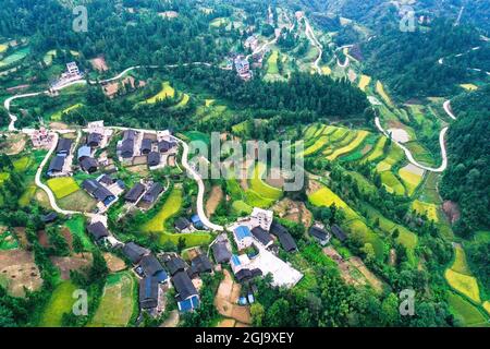 (210909) -- ZHENYUAN, 9. September 2021 (Xinhua) -- Luftfoto vom 8. September 2021 zeigt die Ansicht des Pingyu-Lehrpunktes des Dorfes Songbai, Gemeinde Baojing im Bezirk Zhenyuan, südwestlich der Provinz Guizhou in China. Der Pingyu-Lehrort liegt tief in der Bergregion des Bezirks Zhenyuan, der autonomen Präfektur Qiandongnan Miao und Dong, südwestlich der Provinz Guizhou, und wird hauptsächlich von einem Paar unterstützt. Im Jahr 2000 schloss Pan Zhongyong eine normale Schule ab und kam als Lehrer an die Pingyu-Lehrstelle. Später traf er Zhu Muqun, ein Mädchen im Dorf, und heiratete sie. Im Laufe der Jahre, die Stockfoto