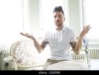 STOCKHOLM 2016-05-03 Sergey Lazarev aus Russland, der das Lied Â“You are the only“ beim Finale des Eurovision Song Contest 2016 in Stockholm aufführen wird, wird während eines Interviews im Grand Hotel in Stockholm, Schweden, am 3. Mai 2016 gesehen. Foto: Henrik Montgomery / TT / kod 10060 Stockfoto