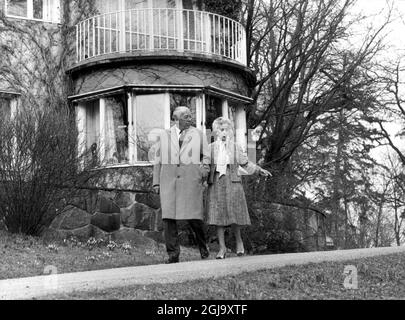 STOCKHOLM 2014-01-29 Datei Dateibild der Villa Solbacken in Stockholm, Schweden 1999. Laut einigen schwedischen Medien ist dies die zukünftige Heimat von Prinz Carl Philip und seiner Freundin Sofia Hellqvist. Es war eine Vorschau auf die Heimat des verstorbenen Prinzen Bertil und Prinzessin Lilian (im Bild). /Original caption ARKIVBILD 1983-04-08 Prinsessan Lilian och prins Bertil fotograferade utanfor sitt Hus Villa solbacken pa Djurgarden. Foto: Peter Diedrich / SCANPIX Code 20360 Stockfoto