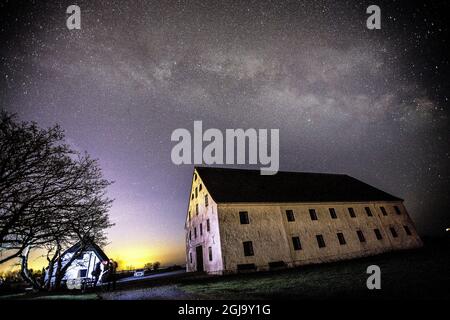 SMYGEHUK 2016-05-08 die Sterne in der Milchstraße sind am 8. Mai 2016 über dem Haus in Smygehuk in Südschweden zu sehen. Foto Hussein El-alawi / Sydsvenskan / TT **AUS SCHWEDEN Astronomie, Sterne, Galaxie, Weltraum Stockfoto