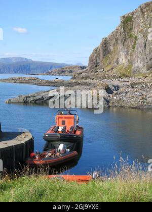 An der Anlegestelle liegt ein RIB, der darauf wartet, dass Passagiere ihre Bootstour zur Beobachtung von Wildtieren in den Gewässern um die Slate-Inseln beginnen. Stockfoto