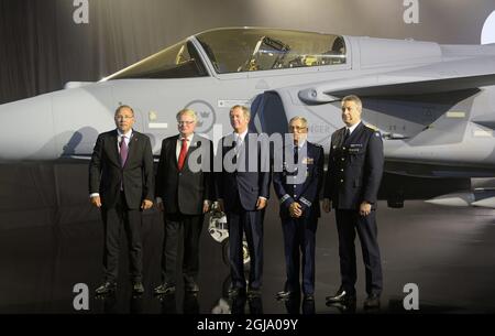 LINKÃƒÂ–PING 20160518 L-R: SAAB MD Hakan Buskhe, schwedischer Verteidigungsminister Peter Hultqvist, SAAB-Vorstandsvorsitzender Marcus Wallenberg, Der Kommandant der brasilianischen Luftwaffe, Nivaldo Luiz Rossato, und der schwedische Chef der Luftwaffe, Generalmajor Mats Helgesson, auf der Bühne, als die neue E-Version des schwedischen JAS 39 Gripen-Mehrzweckkämpfers am 18. Mai 2016 bei der SAAB in Linkoping, Schweden, ausgerollt wurde. Foto: Anders Wiklund / TT / ** SCHWEDEN AUS ** Stockfoto