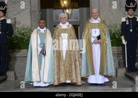 STOCKHOLM 2016-05-27 von links Hochwürden Michael Bjerkehagen, Bischof Johan Dalman und Erzbischof Antje JackelÃ©n bei der Taufzeremonie von Prinz Oscar von Schweden in der Königlichen Kapelle in Stockholm, Schweden, am 27. Mai 2016. Prinz Oscar ist der Sohn von Kronprinzessin Victoria und Prinz Daniel und die Nummer drei in der schwedischen Königsnachfolge. Foto: Fredrik Sandberg / TT Kod 10080 Stockfoto