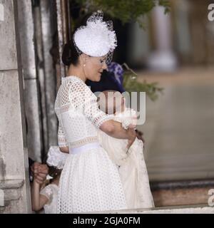 STOCKHOLM 2016-05-27 Kronprinzessin Victoria mit Prinz Oscar während der Taufzeremonie von Prinz Oscar von Schweden in der Königlichen Kapelle in Stockholm, Schweden 27. Mai 2016. Prinz Oscar ist der Sohn von Kronprinzessin Victoria und Prinz Daniel und die Nummer drei in der schwedischen Königsnachfolge. Foto: Maja Suslin / TT / kod 10300 Stockfoto