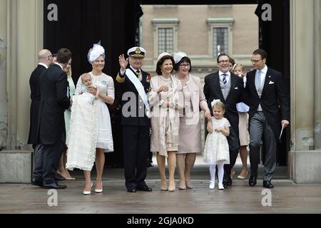 STOCKHOLM 2016-05-27 von links Kronprinzessin Victoria mit Prinz Oscar, König carl Gustaf, Königin Silvia, Ewa Westling, Priness Estelle, Olle Westling und Prinz Daniel bei der Taufzeremonie von Prinz Oscar von Schweden in der Königlichen Kapelle in Stockholm, Schweden 27. Mai 2016. Prinz Oscar ist der Sohn von Kronprinzessin Victoria und Prinz und Nummer drei in der schwedischen Königsnachfolge. Foto: Marcus Ericsson / TT / Kod 11470 Stockfoto