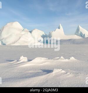 Eisberg wurde im Meereis der Melville Bay in der Nähe von Kullorsuaq im hohen Norden von Westgrönland eingefroren. Stockfoto