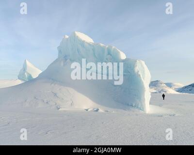 Eisberg wurde im Meereis der Melville Bay in der Nähe von Kullorsuaq im hohen Norden von Westgrönland eingefroren. Stockfoto