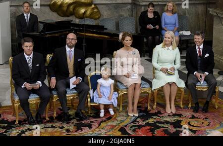 STOCKHOLM 2016-05-17 von links gute Eltern Herr Hans Astrom, Herr Oscar Magnuson, Prinzessin Leonore, Prinzessin Madeleine, Kronprinzessin Mette-Marit von Norwegen und Kronprinz Frederik von Dänemark während der Taufzeremonie von Prinz Oscar von Schweden in der Königlichen Kapelle in Stockholm, Schweden, 27. Mai 2016. Prinz Oscar ist der Sohn von Kronprinzessin Victoria und Prinz Daniel und die Nummer drei in der schwedischen Königsnachfolge. Foto Jonas Ekstromer / TT / kod 10030 Stockfoto