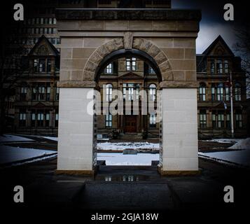 Foto Blick durch das Denkmal der Gefallenen Friedensoffiziere in Richtung halifax Stadt Herbst im Winter mit Schnee überall auf dem Boden an einem kalten Tag Stockfoto