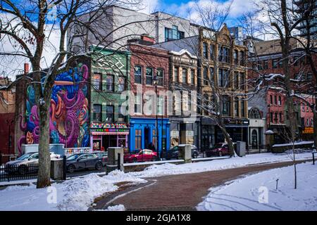 In der Nähe einer leeren Straße der Barrington St. im Winter 2020 mit Schnee auf dem ganzen Boden Stockfoto