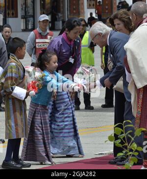 THIMPU 20160608 König Carl Gustaf und König Jigme Khesar Namgyel Wangchuck von Bhutan während der Begrüßungszeremonie im politischen und religiösen Zentrum von BhutanÂ Tashichho Dzongat in Thimpu, Bhutan, 8. Juni 2016. Die schwedischen Royals sind auf einem dreitägigen Staatsbesuch in Bhutan Foto Jonas Ekstromer / TT / kod 10030 Stockfoto