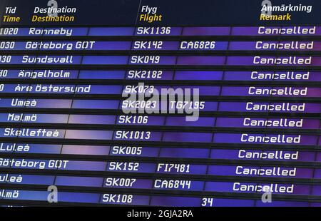STOCKHOLM 2016-06-14 Annullierung von Flügen, die während des Streiks der SAS pilotsÂ auf dem Flughafen Arlanda in Stockholm, Schweden, am 14. Juni 2016 an der Infotafel im Terminal 4 angezeigt wurden. Scandinavian Airlines (SAS) hat am Dienstagabend mit ihren Piloten aus Stockholm in Arlanda eine Vereinbarung getroffen, mit der der Streik, der am Freitag begann und von dem über 100000 Passagiere betroffen waren, beendet wurde. Foto: Johan Nilsson / TT ** SCHWEDEN AUS ** Stockfoto