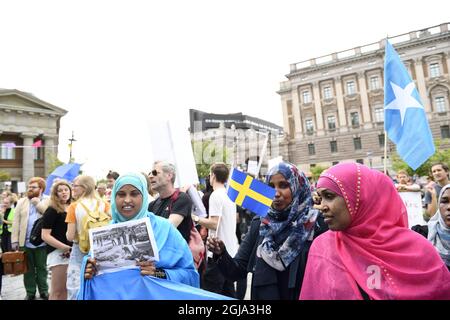 STOCKHOLM 20160621 Demonstranten vor dem schwedischen parlament in Stockholm Dienstag, 21. Juni 2016. Die schwedischen Gesetzgeber haben mit überwältigender Mehrheit Rechtsvorschriften zur Verschärfung der Regelungen für Asyl und Familienzusammenführung in dem skandinavischen Land angenommen, das im vergangenen Jahr Rekordzahl von 160,000 Asylbewerbern hatte. Foto: Henrik Montgomery / TT / kod 10060 Stockfoto