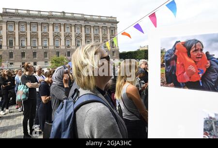 STOCKHOLM 20160621 Demonstranten vor dem schwedischen parlament in Stockholm Dienstag, 21. Juni 2016. Die schwedischen Gesetzgeber haben mit überwältigender Mehrheit Rechtsvorschriften zur Verschärfung der Regelungen für Asyl und Familienzusammenführung in dem skandinavischen Land angenommen, das im vergangenen Jahr Rekordzahl von 160,000 Asylbewerbern hatte. Foto: Henrik Montgomery / TT / kod 10060 Stockfoto