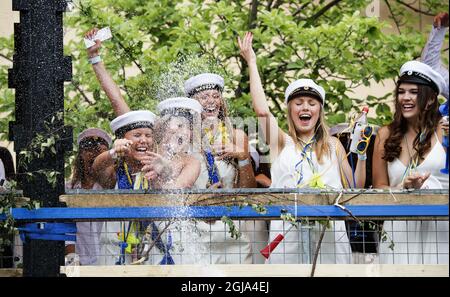 GÖTEBORG 2016-06-14 Studenten, Prüfung, Prüfung, Absolvent, Abschluss, Schule, Bildung, weiße Kappen, Hüte Foto: Maja Suslin / TT / Kod 60885 Stockfoto