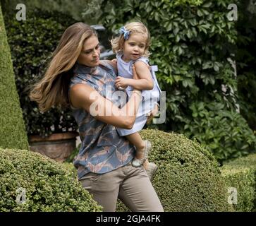 BORGHOLM 2016-07-17 die schwedische Königsfamilie während einer Fotosession in der königlichen Sommerresidenz Solliden Palace in Oland, Schweden, 17. Juli 2016. Prinzessin Madeleine mit Prinzessin Leonore. Foto Jonas Ekstromer / TT / kod 1003 Stockfoto