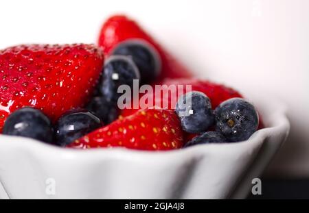 Schüssel mit Heidelbeeren und Erdbeeren. Stockfoto