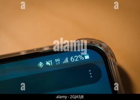 Echtes 5g-Signal auf einem Smartphone-Bildschirm. Nahaufnahme Stockfoto
