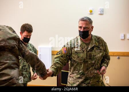 General Mark A. Milley, der 20. Vorsitzende der Joint Chiefs of Staff, besucht Mitglieder der 82. Airborne Division in Fort Bragg, N.C., 8. September 2021. Milleys Besuch kam nach der 82. ABN. Div. Kehrte aus Afghanistan zurück. (USA Armeefoto von PFC. Vincent Levelev) Stockfoto