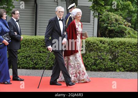 STOCKHOLM 20100618 Graf Carl Johan Bernadotte af Wisborg ochand Gräfin Gunilla Bernadotte während der Hochzeit von Kronprinzessin Victoria. Foto: Bertil Ericson / SCANPIX SWEDEN / kod 10000 Stockfoto