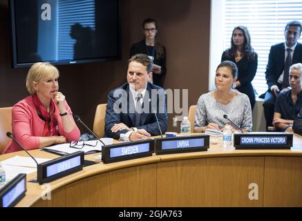 NEW YORK 20160918 Schwedens Kronprinzessin Victoria (rechts) und links Pierre KrahenbÃ¼h vom UNRWA und Schwedens Außenministerin Margot Wallstrom während eines Treffens zum Thema "die langwierige Flüchtlingssituation - was können wir mehr tun?" Am 19. September 2016 im UN-Hauptquartier in New York. Am Rande des laufenden UN-Gipfels für Flüchtlinge und Migranten. Foto: Pontus Lundahl / TT / kod 10050 Stockfoto