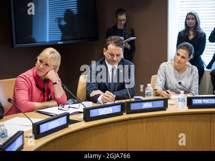 NEW YORK 20160918 Schwedens Kronprinzessin Victoria (rechts) und links Pierre KrahenbÃ¼h vom UNRWA und Schwedens Außenministerin Margot Wallstrom während eines Treffens zum Thema "die langwierige Flüchtlingssituation - was können wir mehr tun?" Am 19. September 2016 im UN-Hauptquartier in New York. Am Rande des laufenden UN-Gipfels für Flüchtlinge und Migranten. Foto: Pontus Lundahl / TT / kod 10050 Stockfoto