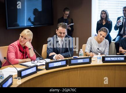 NEW YORK 20160918 Schwedens Kronprinzessin Victoria (rechts) und links Pierre KrahenbÃ¼h vom UNRWA und Schwedens Außenministerin Margot Wallstrom während eines Treffens zum Thema "die langwierige Flüchtlingssituation - was können wir mehr tun?" Am 19. September 2016 im UN-Hauptquartier in New York. Am Rande des laufenden UN-Gipfels für Flüchtlinge und Migranten. Foto: Pontus Lundahl / TT / kod 10050 Stockfoto