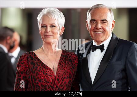 Jamie Lee Curtis und der Regisseur des Filmfestivals von Venedig Alberto Barbera besuchen den roten Teppich des Films „Halloween Kills“ während des 78. Venedigs Stockfoto