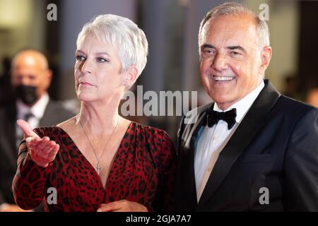 Jamie Lee Curtis und der Regisseur des Filmfestivals von Venedig Alberto Barbera besuchen den roten Teppich des Films „Halloween Kills“ während des 78. Venedigs Stockfoto