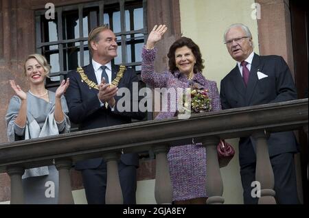 LEIPZIG 20161008 Schwedens König Carl Gustaf und Königin Silvia (rechts) mit Leipzigs Bürgermeister Burkhard Jung und seiner Frau Juliane Kirchner-Jung winken am Samstag, den 08. Oktober 2016, am letzten Tag des viertägigen Staatsbesuchs der Königspaare in Deutschland vom Balkon des alten Rathauses in Leipzig. Foto Jonas Ekstromer / TT / Code 10030 Stockfoto