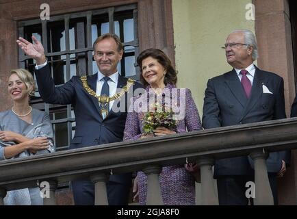 LEIPZIG 20161008 Schwedens König Carl Gustaf und Königin Silvia (rechts) mit Leipzigs Bürgermeister Burkhard Jung und seiner Frau Juliane Kirchner-Jung winken am Samstag, den 08. Oktober 2016, am letzten Tag des viertägigen Staatsbesuchs der Königspaare in Deutschland vom Balkon des alten Rathauses in Leipzig. Foto Jonas Ekstromer / TT / Code 10030 Stockfoto