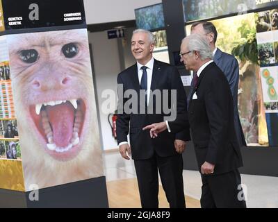 LEIPZIG 20161008 Schwedens König Carl Gustaf besucht am Samstag, den 08. Oktober 2016, das Max-Planck-Institut für evolutionäre Anthropologie in Leipzig, am letzten Tag des viertägigen Staatsbesuchs der königlichen Paare in Deutschland. Professor Svante Paabo (nicht im Bild) und Kollegen zeigen sich auf dem Gelände Foto Jonas Ekstromer / TT / Code 10030 Stockfoto