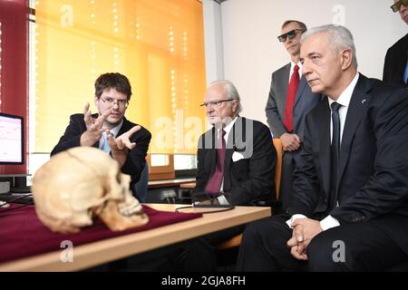 LEIPZIG 20161008 Schwedens König Carl Gustaf und Sachsens Ministerpräsident Stanislaw Tillich (rechts) besuchen am Samstag, den 08. Oktober 2016, das Max-Planck-Institut für evolutionäre Anthropologie in Leipzig, am letzten Tag des viertägigen Staatsbesuches der königlichen Paare in Deutschland. Professor Svante Paabo (rote Krawatte) zeigt sich auf der Premesis, mit Dr. Philipp Gunz (links). Foto Jonas Ekstromer / TT / Code 10030 Stockfoto