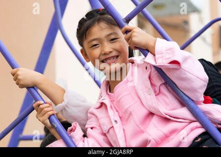 (210909) -- HARBIN, 9. September 2021 (Xinhua) -- Ein Student spielt an der Beiji Zentralschule im Dorf Beiji der Stadt Mohe, nordöstlich der Provinz Heilongjiang, 6. September 2021. MA Jianguo ist der Direktor der Beiji Zentralschule im Dorf Beiji, auch bekannt als das arktische Dorf. Im Jahr 1997 kam Ma nach Mohe und wurde nach seinem Universitätsabschluss Dorflehrer. Als er zum ersten Mal hierher kam, fehlte es der Schule an Lehrern. So hat Ma seitdem verschiedene Fächer unterrichtet. Im Laufe der Jahre haben viele Lehrer die Schule verlassen, aber Ma blieb, weil er glaubte, unterprivilegierte Schüler brauchen gute t Stockfoto