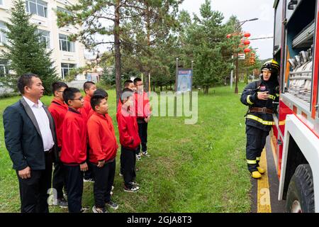 (210909) -- HARBIN, 9. September 2021 (Xinhua) -- Ma Jianguo nimmt an einem Feuerwehrkurs mit Studenten an der Peji Zentralschule im Dorf Beiji der Stadt Mohe, nordöstlich der Provinz Heilongjiang, Teil, 6. September 2021. MA Jianguo ist der Direktor der Beiji Zentralschule im Dorf Beiji, auch bekannt als das arktische Dorf. Im Jahr 1997 kam Ma nach Mohe und wurde nach seinem Universitätsabschluss Dorflehrer. Als er zum ersten Mal hierher kam, fehlte es der Schule an Lehrern. So hat Ma seitdem verschiedene Fächer unterrichtet. Im Laufe der Jahre haben viele Lehrer die Schule verlassen, aber Ma blieb, weil er Stockfoto