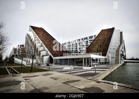 KOPENHAGEN 2016-03-03 8 das Haus, auch bekannt als Big House, ist ein großes, gemischtes Gebäude, das in Form einer Figur 8 am südlichen Rand des neuen Vororts Orestad in Kopenhagen gebaut wurde. Die Häuser wurden vom Architekten Bjarke Ingels entworfen. Foto Lars Brundin / Sydsvenskan / TT Stockfoto