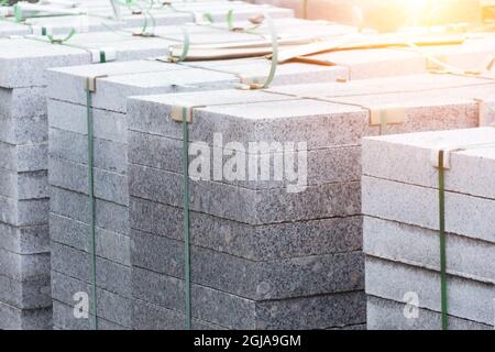 Marmorplatten, Pflastersteine, Baumaterial auf Paletten Stockfoto