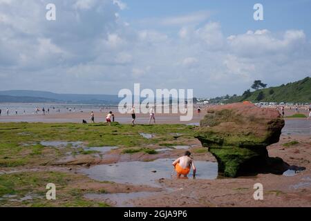 Bei Ebbe am Strand von Exmouth liegt eine flache Gezeitenzone, die reich an Gesteinsformationen ist. Stockfoto