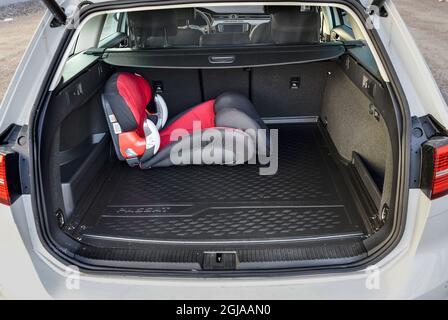 STOCKHOLM 2016-02-26 Volkswagen Passat GTE, Plug-in Hybrid, Auto, Fahrzeug, Kommunikation, Verkehr, Verkehrsstraße, Kofferraum Foto: Anders Wiklund / TT kod 10040 Strom, Umwelt Stockfoto