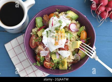 STOCKHOLM 2016-09-05 Brauner Reis mit pochierten Eiern, Speck und Avocado. Foto: Fredrik Sandberg / TT / Kod 10080 Stockfoto