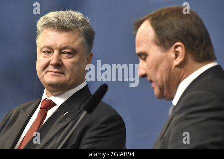 STOCKHOLM 2016-11-14 der Präsident der Ukraine, Petro Poroschenko (links), wird am 14. November 2016 vom schwedischen Ministerpräsidenten Stefan Lofven zu einem Treffen im schwedischen Regierungssitz Rosenbad in Stockholm begrüßt. Foto: Claudio Bresciani / TT / Kod 10090 ** SCHWEDEN AUS ** Stockfoto