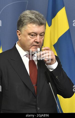 STOCKHOLM 2016-11-14 der ukrainische Präsident Petro Poroschenko bei einer Pressekonferenz am 14. November 2016 im schwedischen Regierungsgebäude Rosenbad in Stockholm. Foto: Claudio Bresciani / TT / Kod 10090 ** SCHWEDEN AUS ** Stockfoto