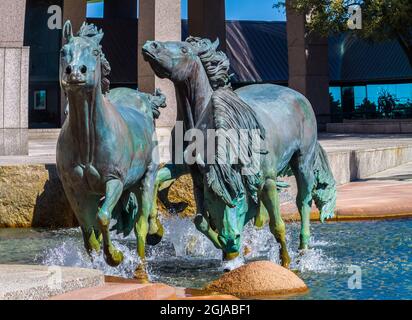 Die Bronzeskulptur, 'Mustangs of Las Colinas' in Williams Square Plaza, Irving, Texas, USA Stockfoto