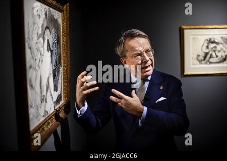 UPPSHALA 20161202 Knut Knutson, Inhaber des Auktionshauses Uppshala, zeigt vor der Versteigerung der sogenannten Neuman-Sammlung in der nächsten Woche Picassos 'Nus'. Die Sammlung Neuman ist eine schwedische Privatsammlung, die internationale moderne Kunst von einigen der bedeutendsten Künstler des 20. centuryÂ umfasst: Pablo Picasso, Marc Chagall, Fernand LÃ©ger und AndrÃ© Masson. Die Sammlung präsentiert elf bedeutende Werke, die den exquisiten Geschmack eines Sammlers illustrieren: Bertil Neuman (1921-2011). Foto: Pontus Lundahl / TT / kod 10050 Stockfoto